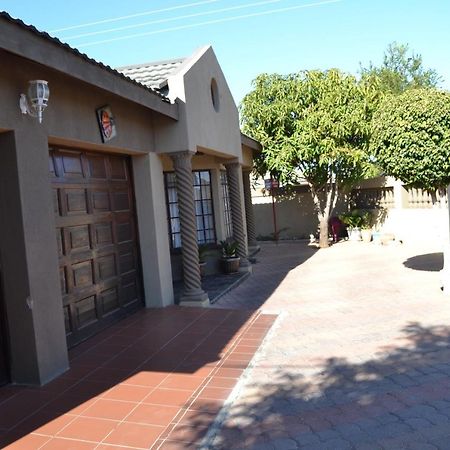 Triple Palms Bed And Breakfast 가보로네 외부 사진
