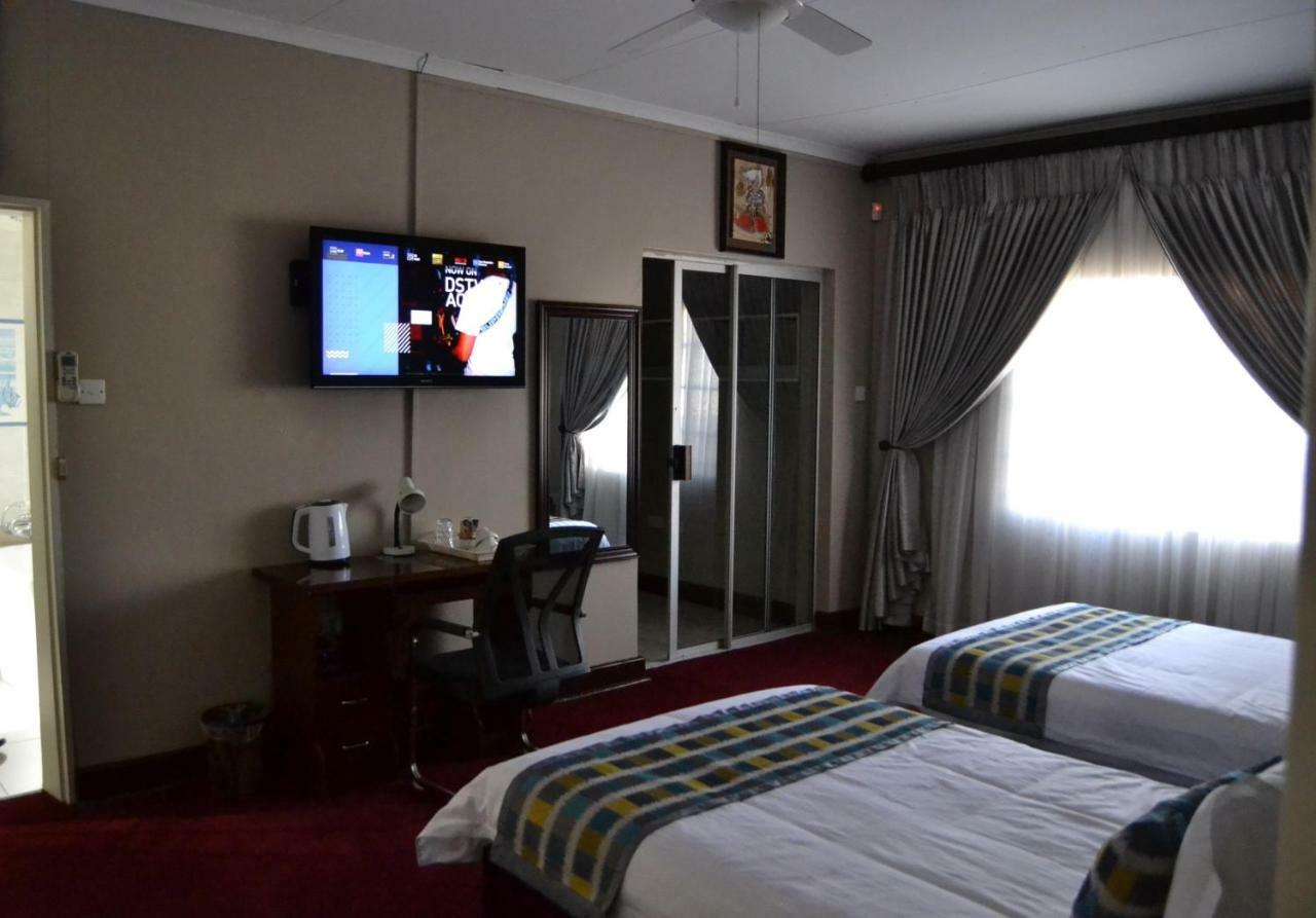 Triple Palms Bed And Breakfast 가보로네 외부 사진