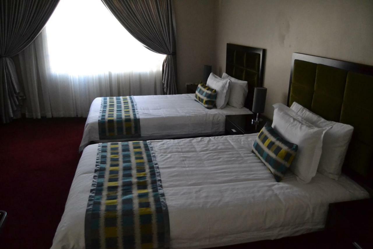 Triple Palms Bed And Breakfast 가보로네 외부 사진