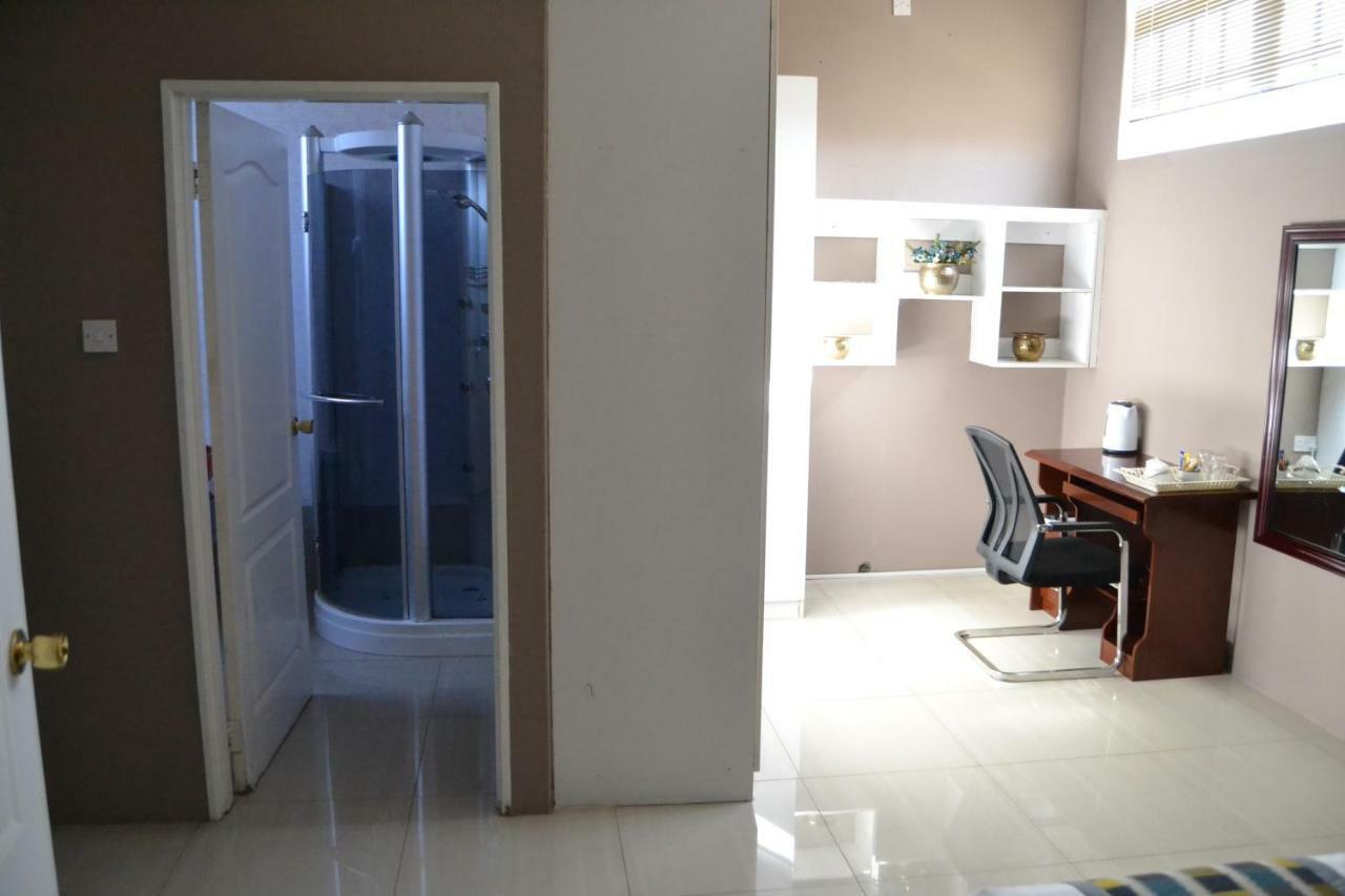 Triple Palms Bed And Breakfast 가보로네 외부 사진