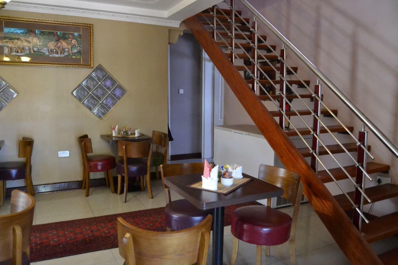 Triple Palms Bed And Breakfast 가보로네 외부 사진