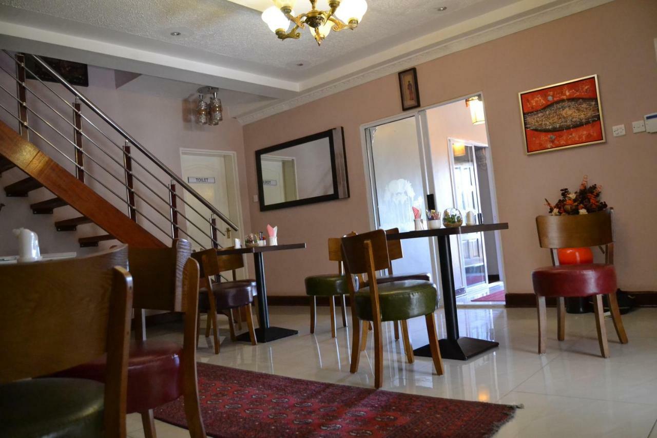 Triple Palms Bed And Breakfast 가보로네 외부 사진