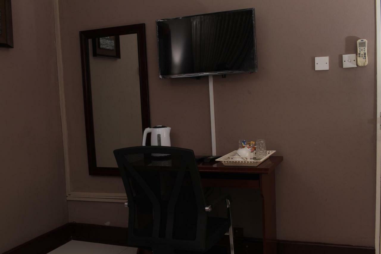 Triple Palms Bed And Breakfast 가보로네 외부 사진
